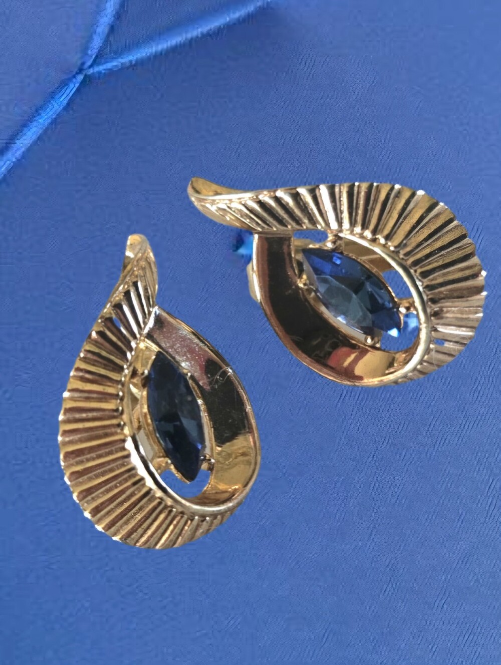 1955 Vintage TRIFARI CROWN 👑 Blue Teardrop Marquise Stone Gold Tone Earrings 👑